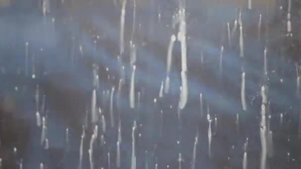Вода из вращающихся кистей для мойки автомобилей на окне — стоковое видео