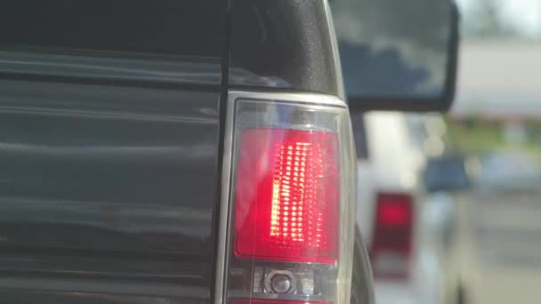 Закрытие хвостовых огней автомобиля на стоп-сигнале — стоковое видео