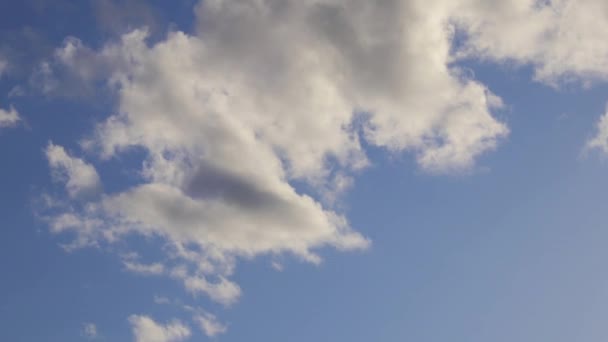 Blauer Himmel mit sich bildenden Wolken — Stockvideo