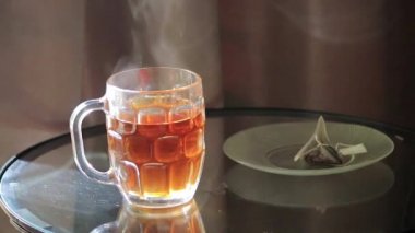 bir çay poşeti alarak