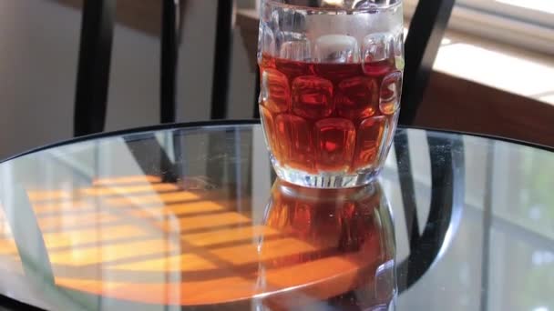 casserole du thé à la fenêtre 