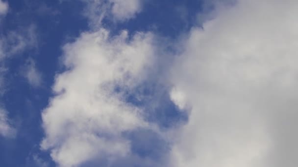 vent soufflant des nuages dans le ciel 
