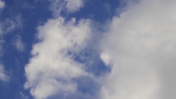 Viento soplando nubes a través del cielo — Vídeos de Stock