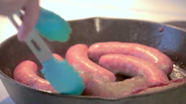 Retournant les gosses dans une casserole en fer — Video