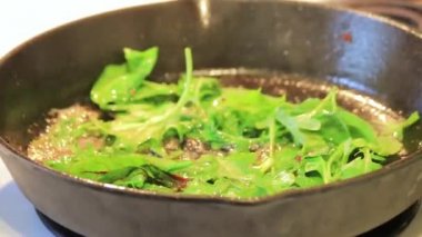 Yeşiller ve baharat tavada pişirme