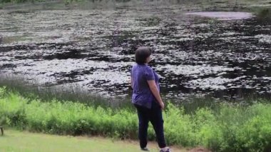 Göl kenarında yürüyen kadın