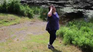 gölün uzak yürüyen genç kadın