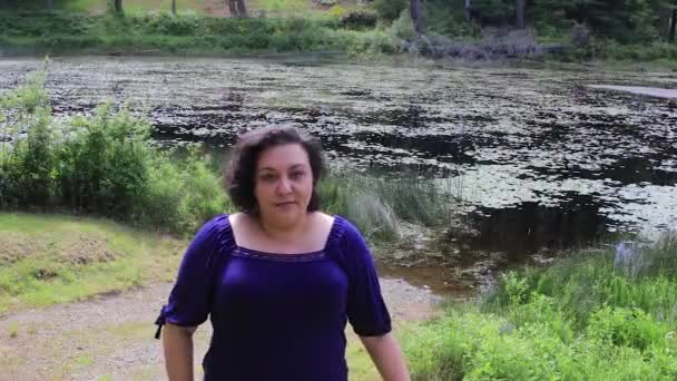 Mujer walkng lejos de lago — Vídeos de Stock