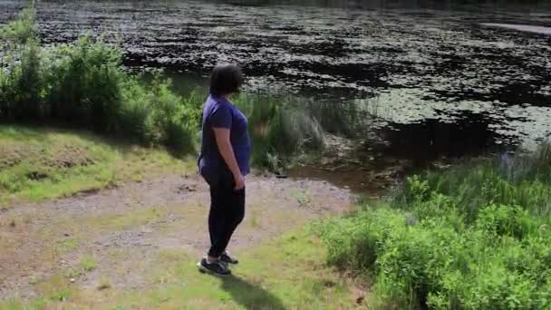 Ung vuxen kvinna vid sjön — Stockvideo
