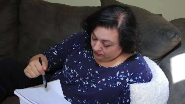 Mujer con bloc de notas y pluma — Vídeo de stock