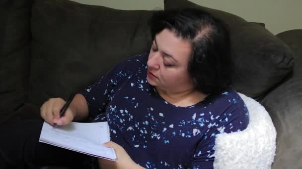 Mujer escribiendo con pluma — Vídeos de Stock