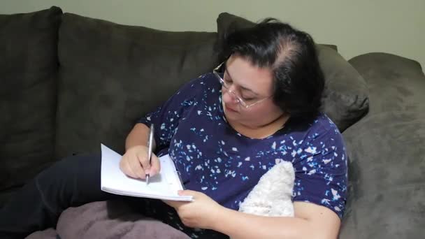 Mujer con papel y pluma escritura — Vídeo de stock