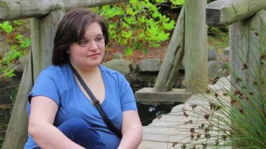 genç kadın bir köprü