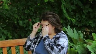 Gözlüklerini rüzgar kız bankta koyar