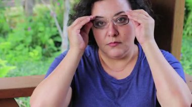 karışık ırk kadın gözlük koyar