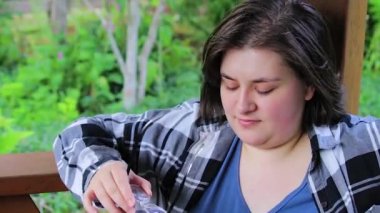 figets gülümsüyor ve gözlük koyar