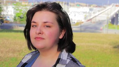 Gözleri su güneş ışığı altında