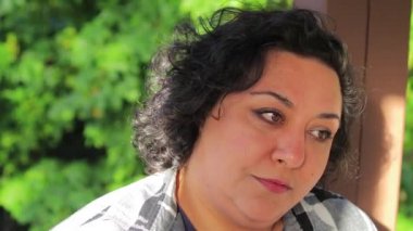 Kameraya gülümseyen kadın