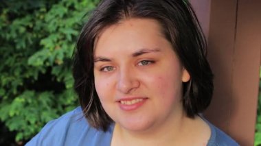 kadının geniş gülümseme kaybolur