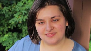 Kız gözlük ve bir gülümseme koyar