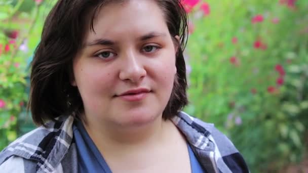 Meisje kijkt arounds een rozentuin — Stockvideo