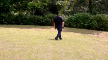 Genç Yetişkin erkek bir göl yanındaki rahatlatıcı