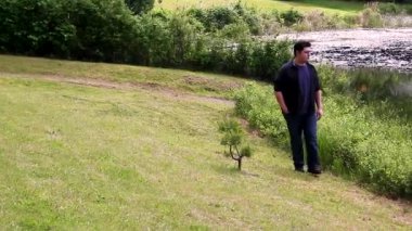 Genç adam bir göl yürür