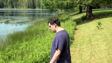 Genç adam gölde görünüyor
