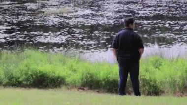 Mutlu adam göl bırakarak