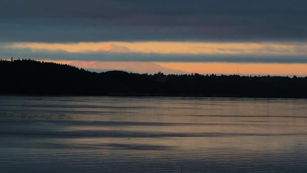 Ранний восход солнца над большим озером — стоковое видео