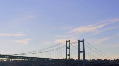 Köprü ve su aşağı kaydırmak