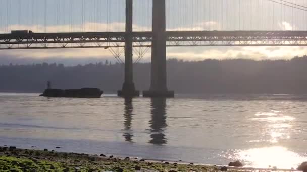 Pannen neer op brug en varen — Stockvideo