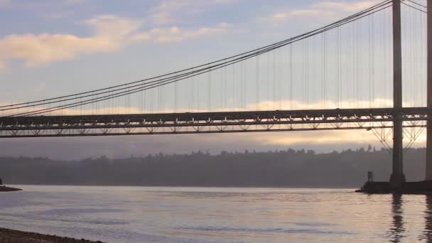 Sağ tarafta köprü mavna üzerinde tava — Stok video