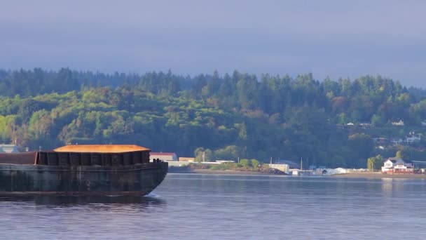 Tugboat pushing old barge — Stock Video