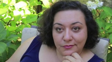 veranda üzerinde gülümseyen