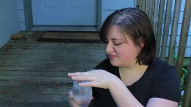 gülümsemenle ve su alır