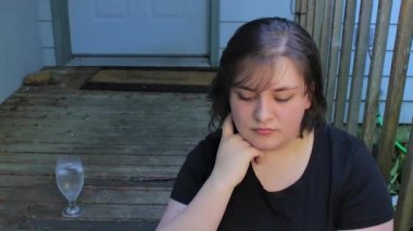 telefondan uzak bak ve gülümse