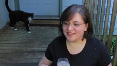 yudum su dışında önünde kedi