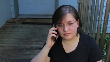 Genç kadın dedikodu telefon