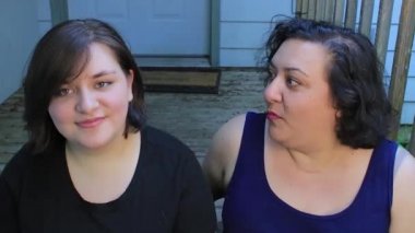 Anne ve kızı toungs birbirlerine yapışmasını