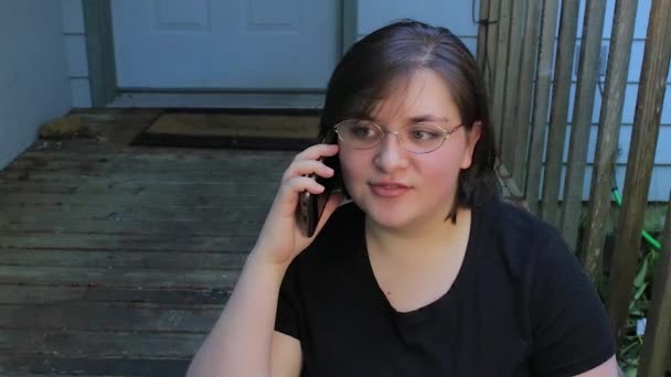 Femme a un appel téléphonique amical — Video