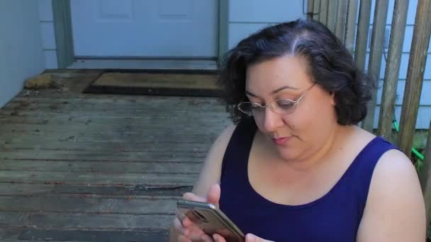 Femme regardant le téléphone portable — Video