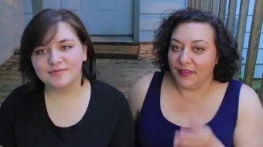 Anne ve kızı birbirine fısıldayan