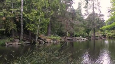 Pan sol tarafta ördek havuzu