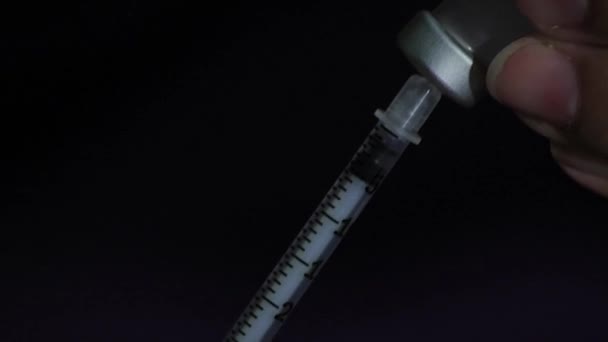 Aguja que extrae insulina de un vial — Vídeo de stock