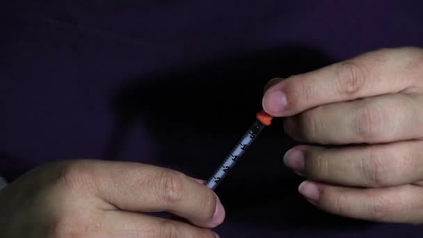 Hands inspecting a needle — Stock Video