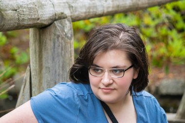 mavi gömlek ile kız