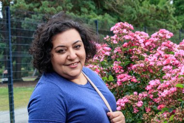 pembe gül önünde duran