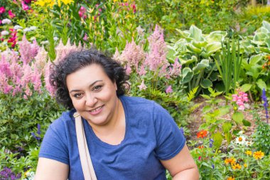 gülümseyen güneşli bahçede