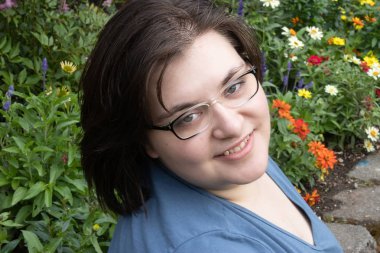 Gözlüklü genç kadın.